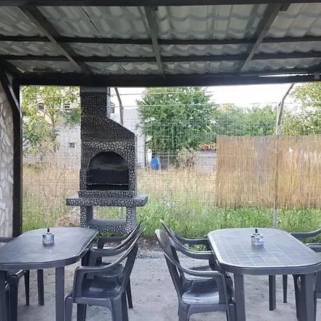 River Stone Gazde/Camere de închiriat *