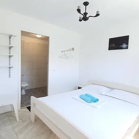 River Stone Gazde/Camere de închiriat *