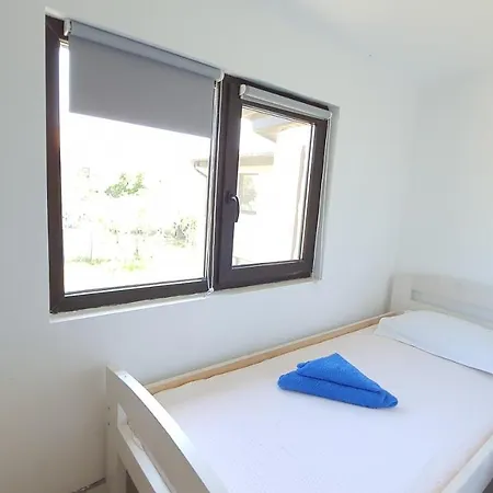 River Stone Gazde/Camere de închiriat *
